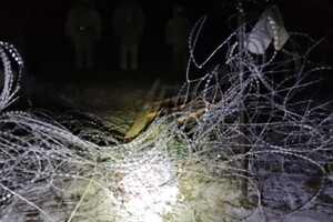 Мігранти кидали каміння в прикордонників та пошкодили загорожу на польському кордоні – відео