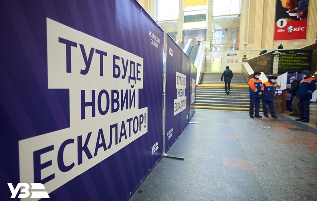 На киевском вокзале устанавливают маломощный эскалатор: чемоданы придется таскать по лестнице (фото)