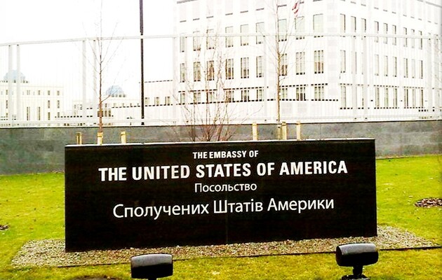 США обдумывают возможность эвакуации из Украины членов семей своих дипломатов — Bloomberg