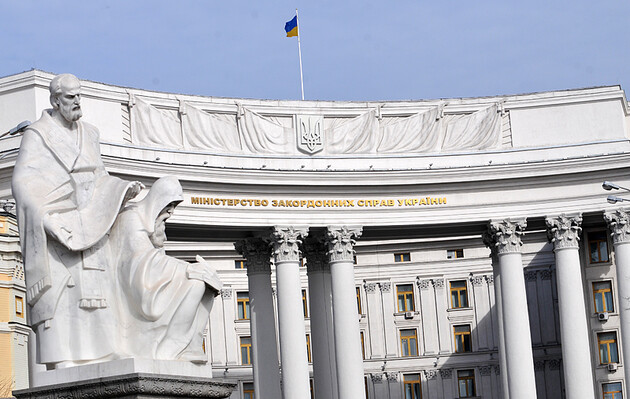 «Вважаємо такий крок передчасним та надмірним» — МЗС про рішення Держдепу щодо  посольства у Києві