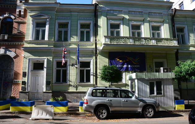 Британия вывозит сотрудников посольства в Киеве – BBC