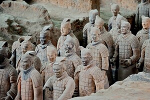 Археологи обнаружили в Китае 20 скульптур воинов, изготовленных до нашей эры
