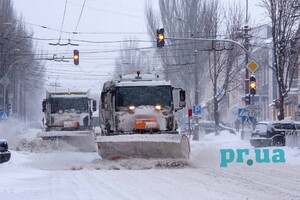 Мариуполь засыпало снегом: горожане развлекаются, пока коммунальщики убирают (фото)
