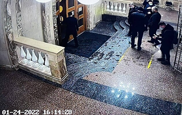 Порошенко опоздал на вызов в ГБР и через 7 минут покинул здание без объяснений
