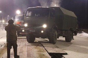 У Білорусь прибула техніка морпіхів та артилеристів РФ