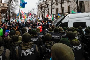 Протест ФЛП под Радой: правоохранители начали задерживать людей и применять слезоточивый газ
