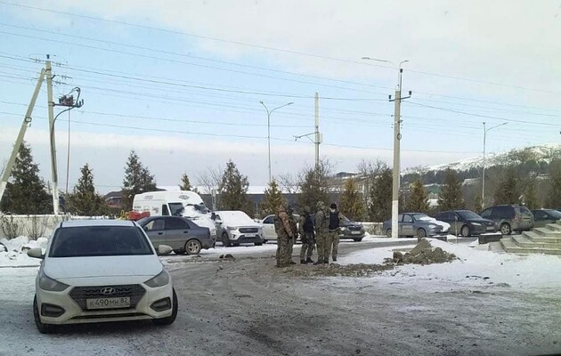 В оккупированном Крыму силовики проводят обыски в крымскотатарском комплексе «Алем»