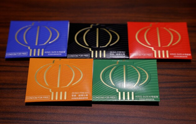 Журналисты получили по пять презервативов