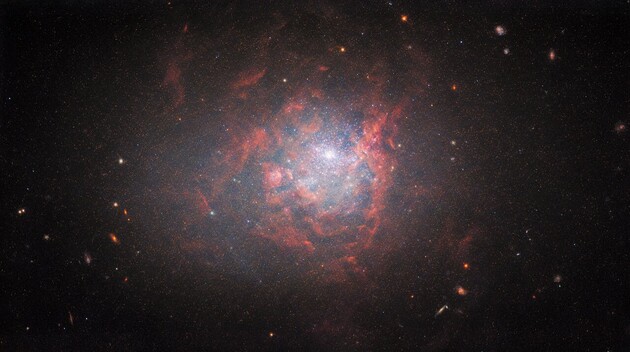 NGC 1705 відрізняється дивною формою