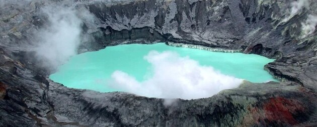 В токсичных водах озера смогли выжить микробы