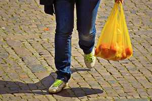 В Україні з 1 лютого дорожчають великі пластикові пакети