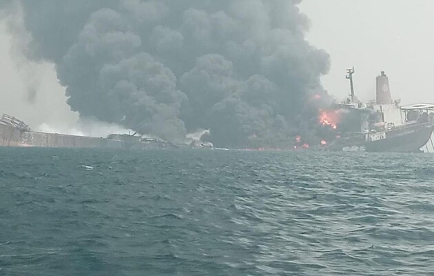 Біля берегів Нігерії вибухнуло гігантське судно з нафтою – відео