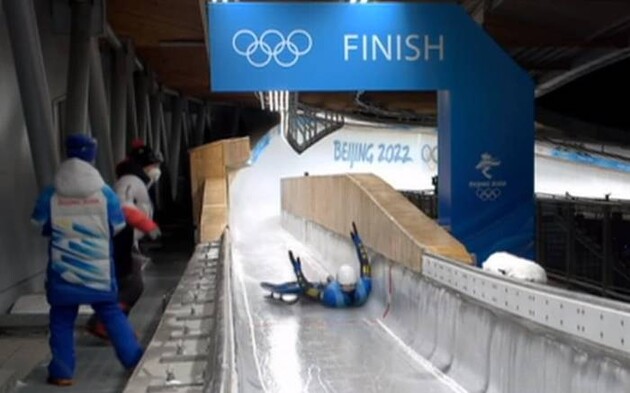 Двое украинцев на большой скорости выпали из саней на Олимпиаде-2022