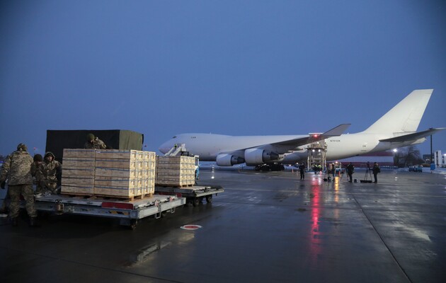 Восьмий борт із 80 тоннами американської військової допомоги прилетів до України — посольство США
