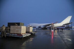 Восьмой борт с 80 тоннами американской военной помощи прилетел в Украину — посольство США