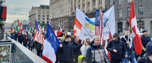 В Киеве иностранцы прошли маршем в поддержку Украины — видео
