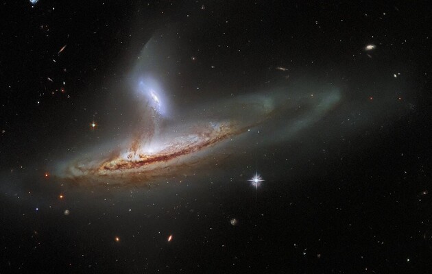 Взаимодействие галактик привело к появлению нитей материи между ними