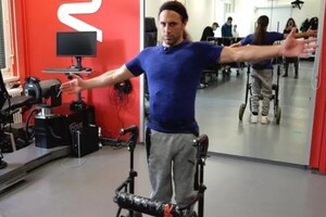 Имплант вернул парализованному мужчине способность ходить