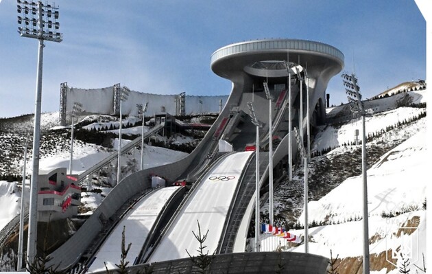 Все через особливості костюмів