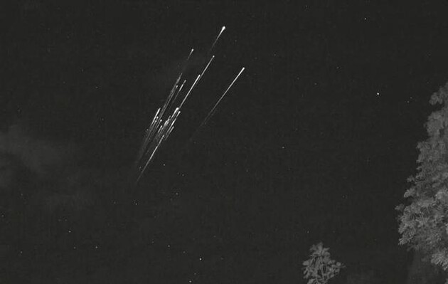 Часть спутников Starlink сгорела в атмосфере, астрономы сняли это на видео