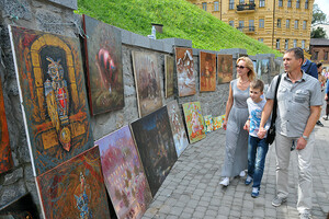 В Киеве планируют запретить продажу картин и сувениров на Андреевском спуске, Десятинной и Владимирской: куда переместят торговцев