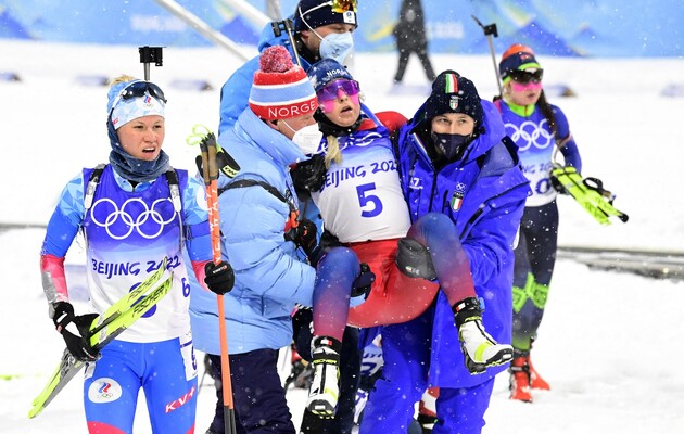 Унесли с трассы: норвежской биатлонистке стало плохо во время гонки на Олимпиаде-2022