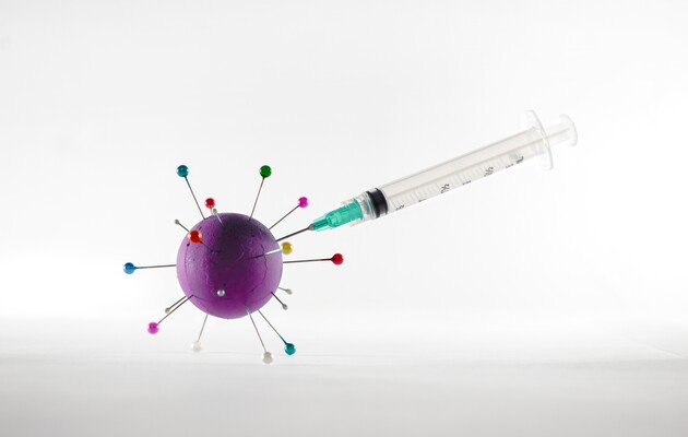 Вакцинация снижает риск постковидного синдрома — The Guardian