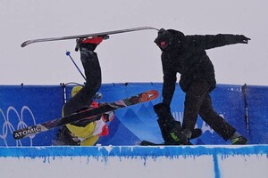 Финский фристайлист врезался в оператора и сломал ключицу во время прыжка на Олимпиаде-2022