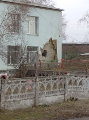 Обстрел детсада в Станице Луганской: появилось видео эвакуации детей и воспитателей