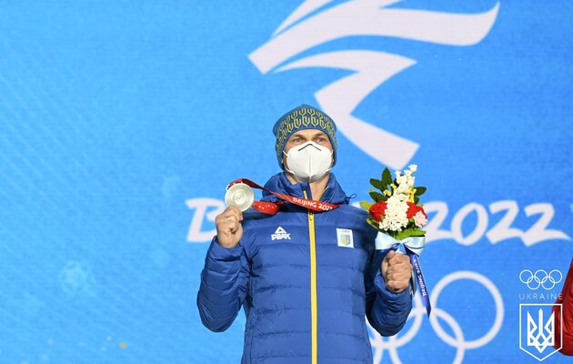 Серебряному призеру Олимпиады-2022 Абраменко вручили медаль в Пекине (фото)