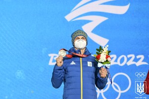 Срібному призеру Олімпіади-2022 Абраменко вручили медаль у Пекіні (фото)