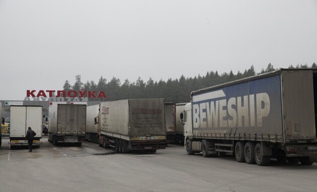 Білорусь звинувачує сусідні країни ЄС у заторах із вантажівок на кордоні