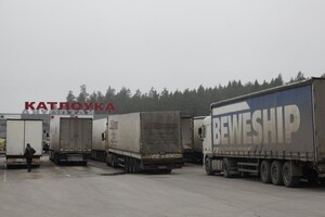 Білорусь звинувачує сусідні країни ЄС у заторах із вантажівок на кордоні