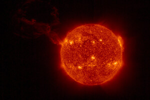 Аппарат Solar Orbiter сделал снимок крупнейшего протуберанца на Солнце