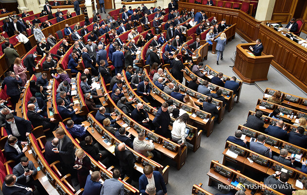 Рада проголосовала за введение в Украине чрезвычайного положения