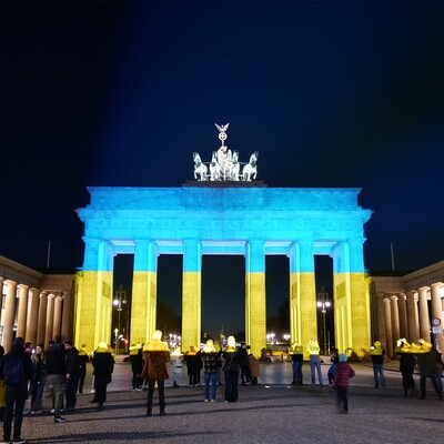 Берлин и Париж осветили здания цветами украинского флага в знак единства