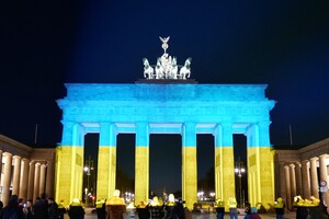 Берлін та Париж підсвітили будівлі кольорами українського прапора на знак єдності