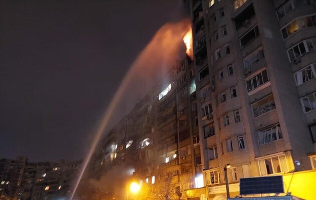 У Києві через влучання ВНП горить будинок
