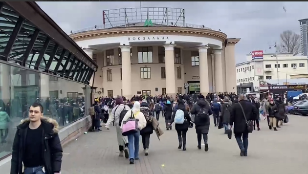 Люди пытались попасть в поезд Киев-Львов, полиция их оттеснила