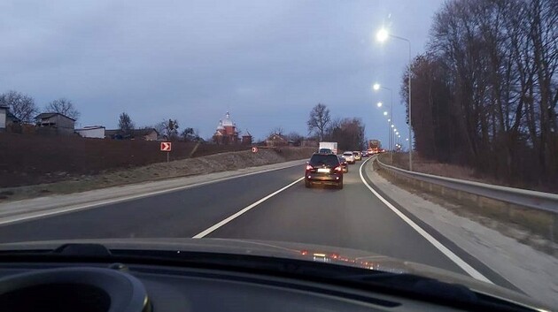 15 км за 3 часа: СМИ рассказали о масштабных автомобильных очередях на въезде во Львовскую область