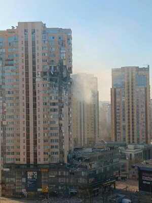 У Києві снаряд влучив у багатоповерхівку