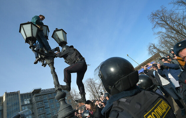 По всій Росії затримали щонайменше 2490 осіб за участь в антивоєнних акціях