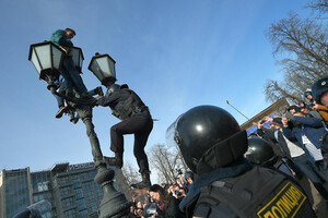 По всій Росії затримали щонайменше 2490 осіб за участь в антивоєнних акціях