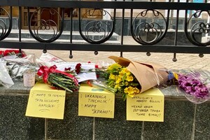 Украинага тинчлик: узбекистанцы несут цветы к посольству Украины