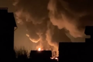Бої за Васильківський аеропорт не дозволяють почати гасити палаючу нафтобазу