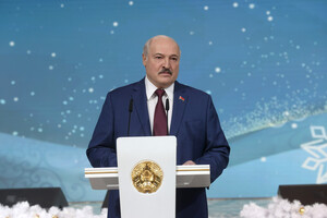 Макрон призвал Лукашенко отказаться от российского вассалитета
