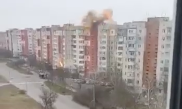 Російські військові у Херсоні стріляють у житлові будинки і захоплюють у полон місцевих мешканців - відео