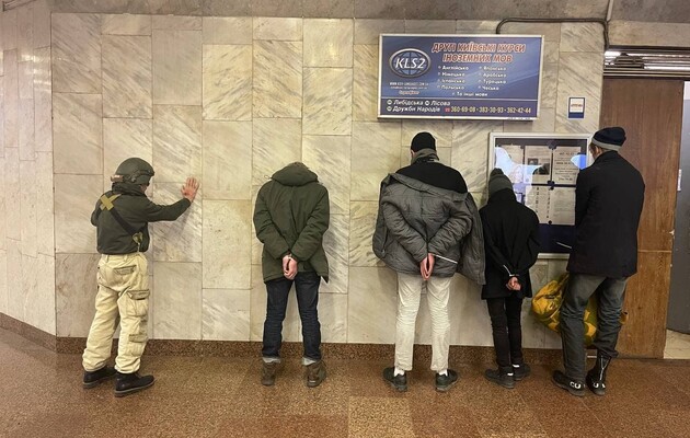 У метро Києва затримали п'ятьох диверсантів