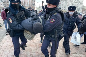 За тиждень на антивоєнних акціях у Росії затримали понад сім тисяч людей