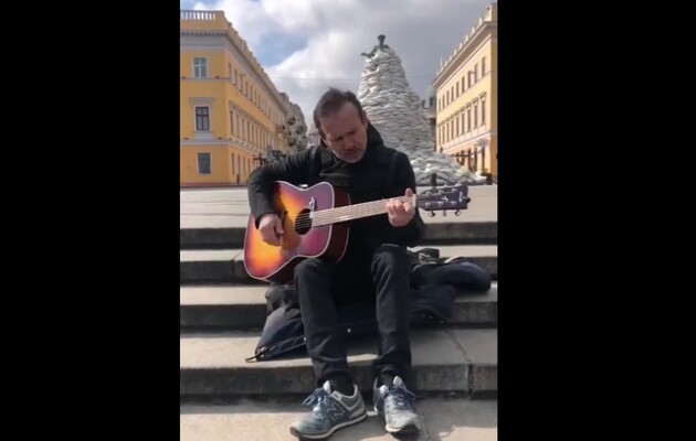 Вакарчук заспівав на тлі забарикадованого Дюка в Одесі